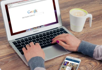 Imagem de pessoa no notebook fazendo uma busca no Google