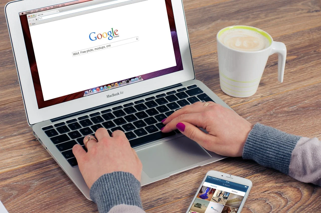 Imagem de pessoa no notebook fazendo uma busca no Google