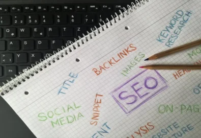 Imagem de caderno com várias palavras escritas, dentre elas SEO, Backlink e outras