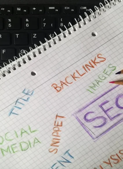Imagem de caderno com várias palavras escritas, dentre elas SEO, Backlink e outras
