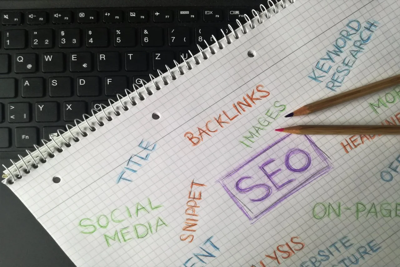 Imagem de caderno com várias palavras escritas, dentre elas SEO, Backlink e outras